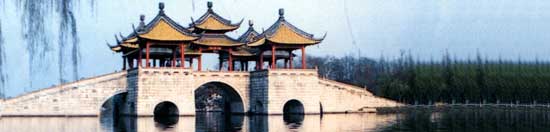 Bro over en lille sÃ¸ i Kina